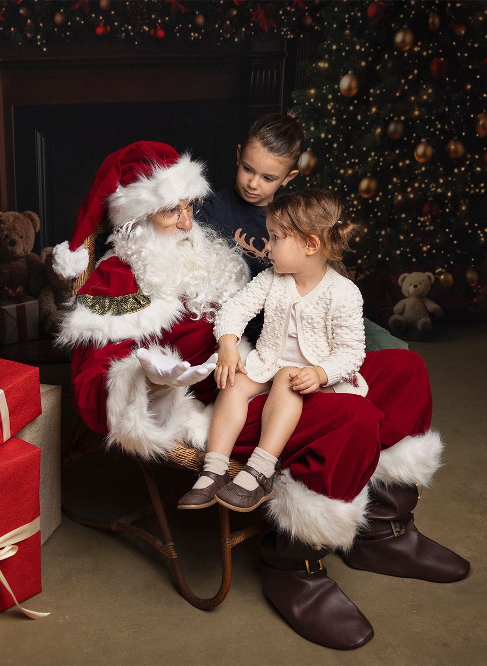 サンタクロースと子どもたちのクリスマス写真